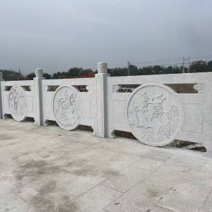 黄石芝麻白河道栏杆 石材栏杆