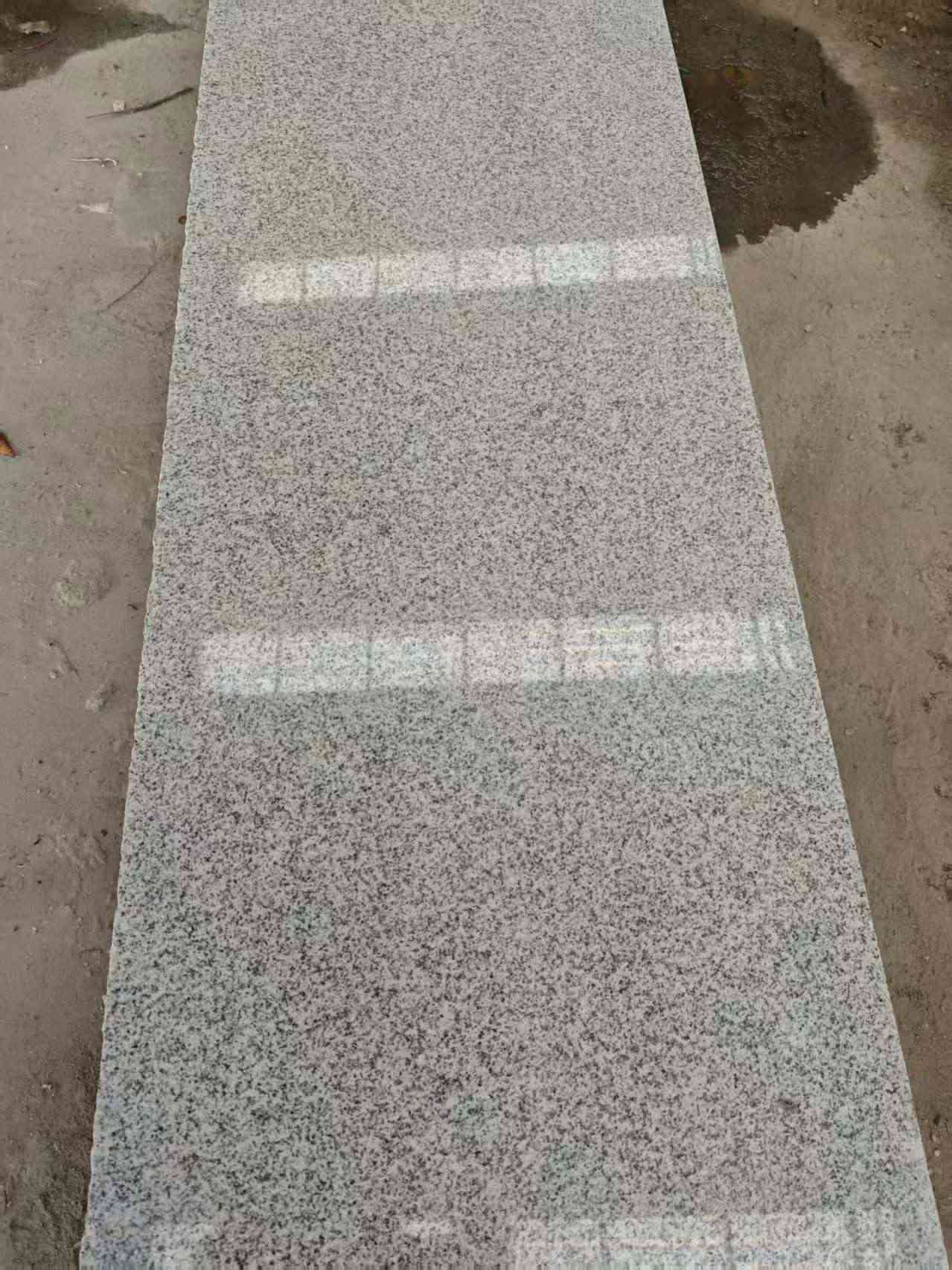 黄石芝麻白光面毛板